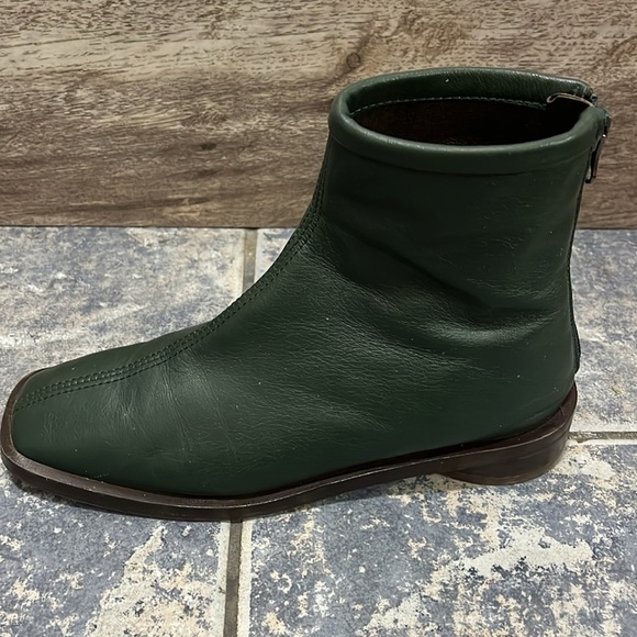 Green leather zip up ankle boots made in Spain - Picture 2 of 8